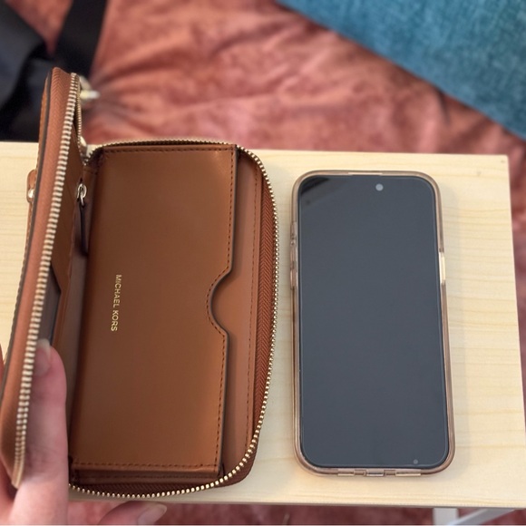 Michael Kors Jet Set Signature Logo Smartphone Wristlet Wallet - Picture 12 of 13